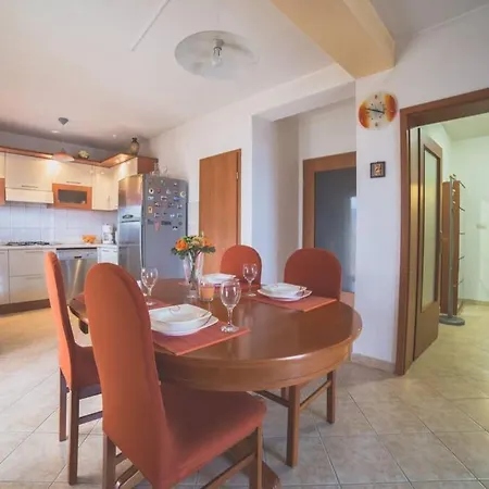 Family House Nino Kaštel Stari