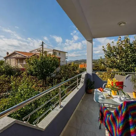Family House Nino Apartment *